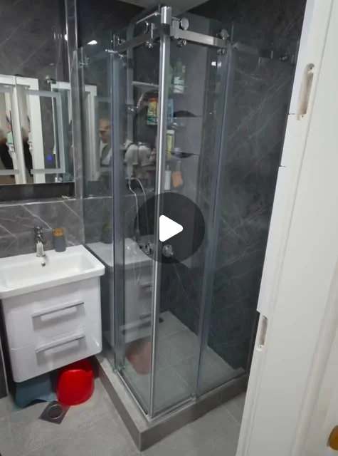 Video na Instagramu: dupla klizna tuš kabina po mjeri sa sjajnim okovom u malom kupatilu u Sarajevu