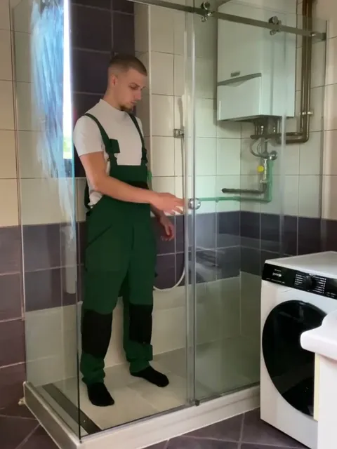 Video na Instagramu: monter pokazuje kako klizi krilo tuš kabine na L u Hadžićima