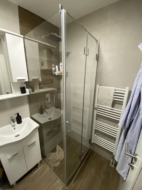 Preklopna tuš kabina na L po mjeri u Istočnom Sarajevu, sjajni okov i prozirno staklo, zatvorena